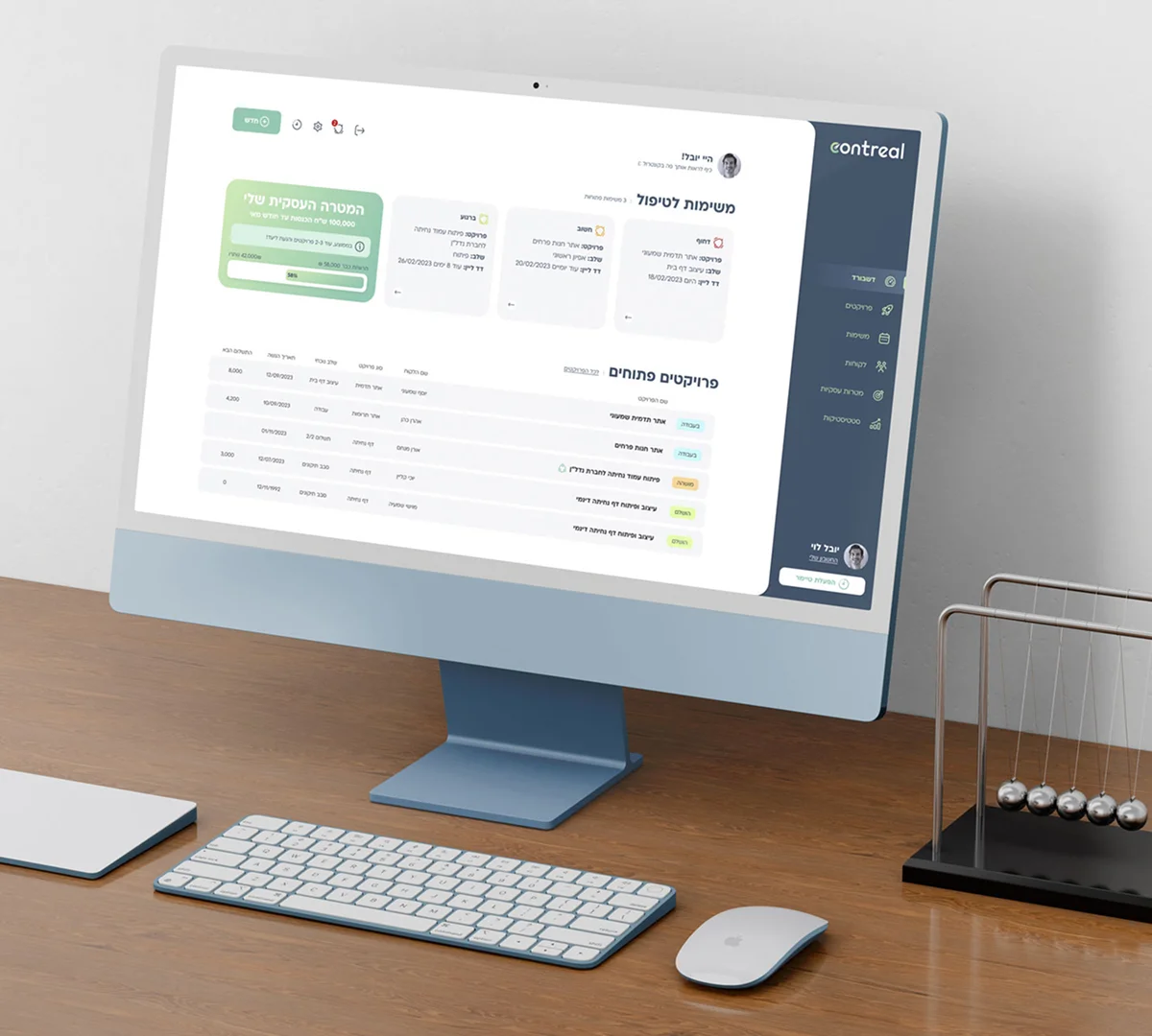 הדמיה של מערכת קונטריל על מחשב imac, ליד יש עכבר מחשב, מקלדת ומשחק מנהלים