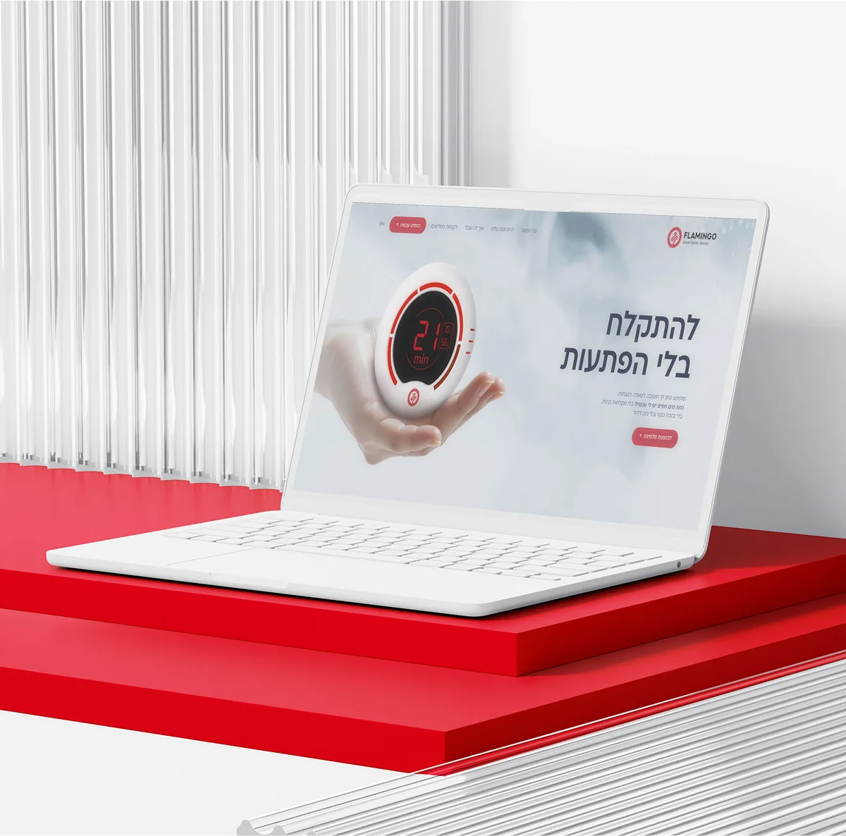 הדמיה של אתר Flamingo על מחשב נייד לבן שיושב על בסיס אדום